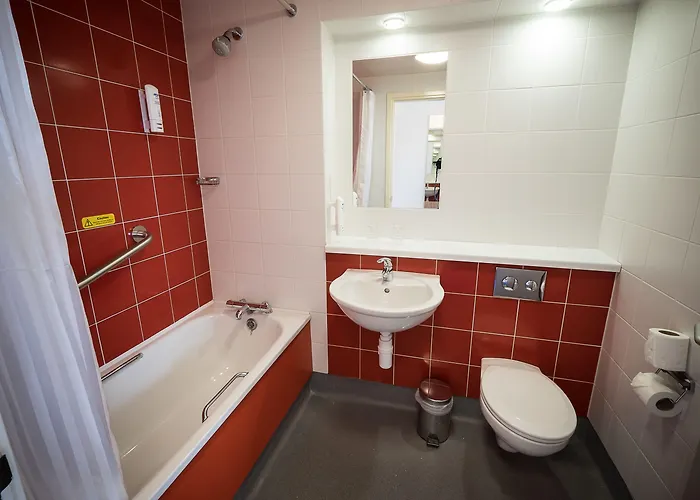 Отель Travelodge Castletroy 3*